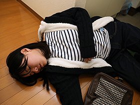 泥酔×意識不明子 飲み屋街で拾った［きょうこ］とクラブでナンパした［みわ］ サンプル動画サムネイル